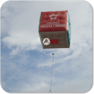 balon promosi udara kotak, balon udara kotak, balon promosi kotak, balon promosi custom, balon promosi helium, balon kotak branding, balon promosi event, inflatable kotak promosi, balon branding udara.